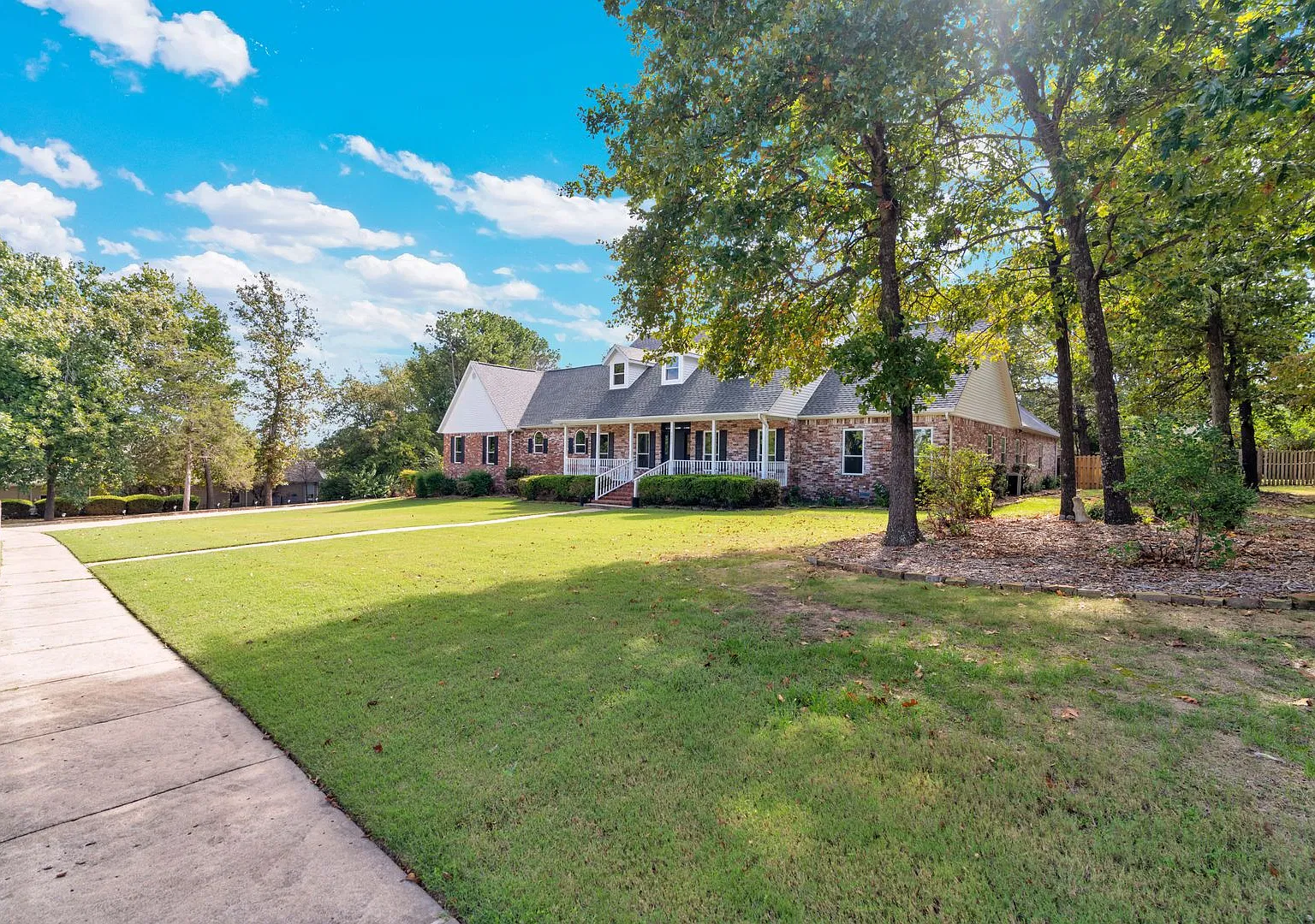 Beautiful 5 Bedroom home with lots of upgrades — Photo 2