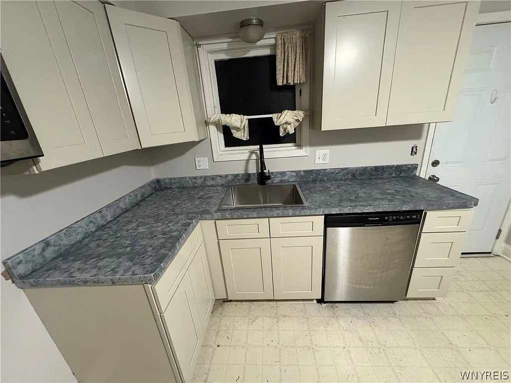3 bed, 1.0 bath, 1291 sqft, $2,150 — Photo 2