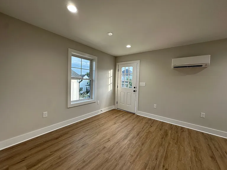 404 Phillips Aly — Photo 8