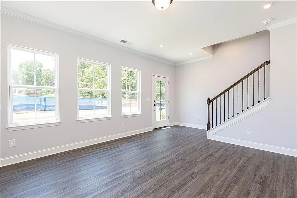 3 bed, 4.0 bath, 2113 sqft, $2,300 — Photo 4