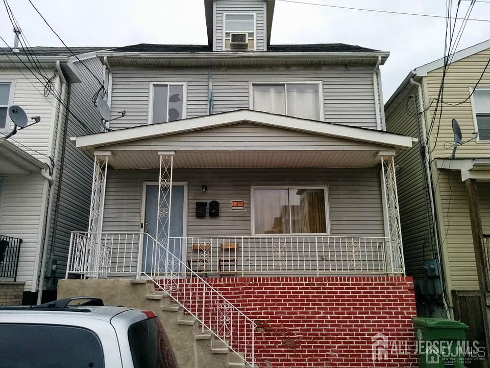 1st image of 382 Stanford St