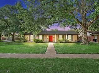 922 Hidden Valley Dr, Houston, TX 77088