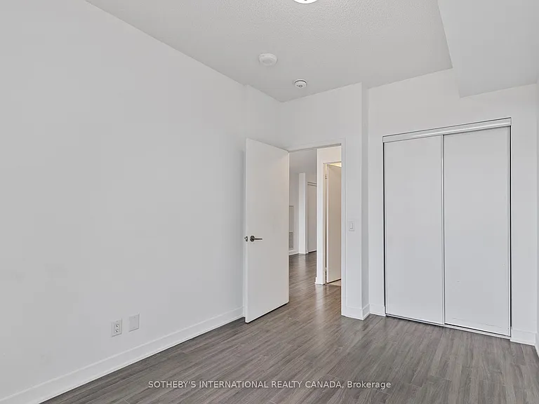 681 Yonge St #403 — Photo 8
