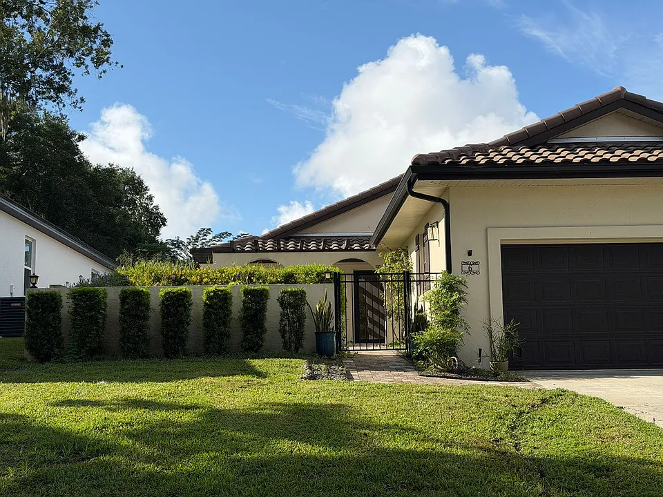 6 Forest Ln