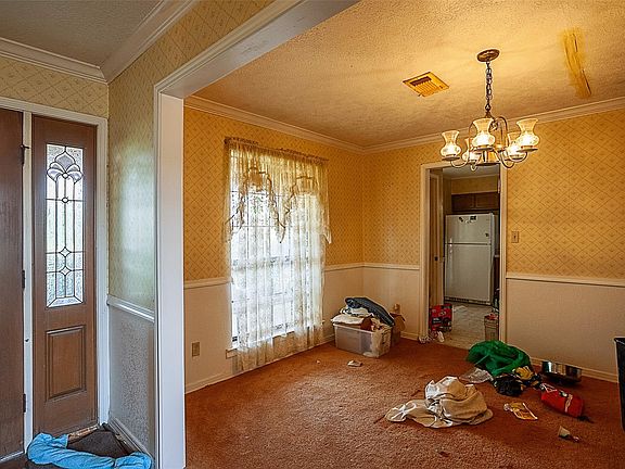 4th image of 2330 Lavender St