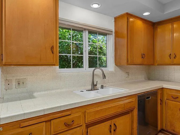 385 Cliff Dr #8 — Photo 19