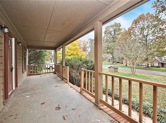 3rd image of 326 Oakwood Dr