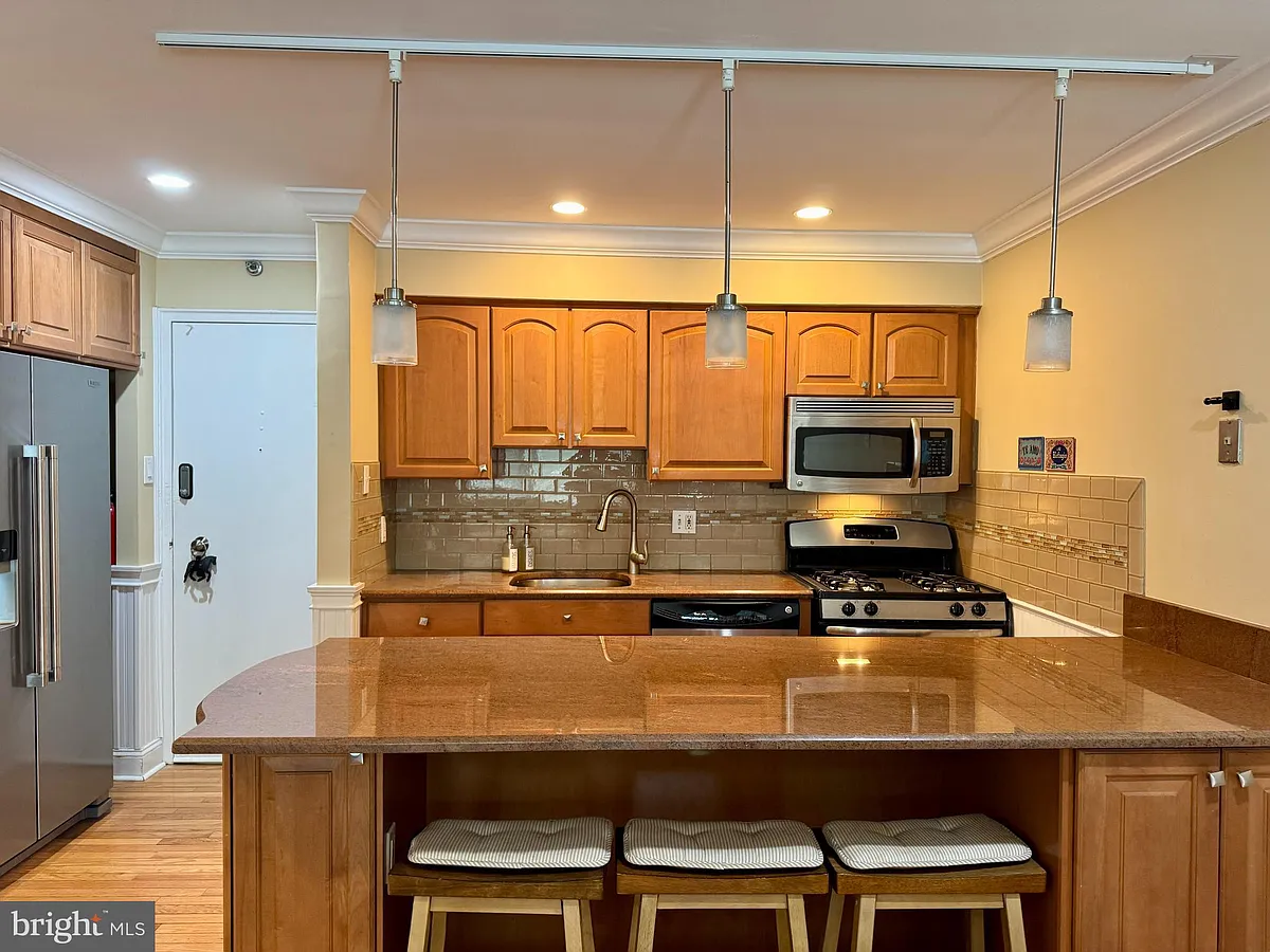 Building Photo - 9300 Atlantic Ave #204