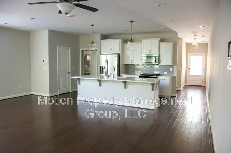 3 bed, 2.5 bath, 2152 sqft, $2,900 — Photo 3
