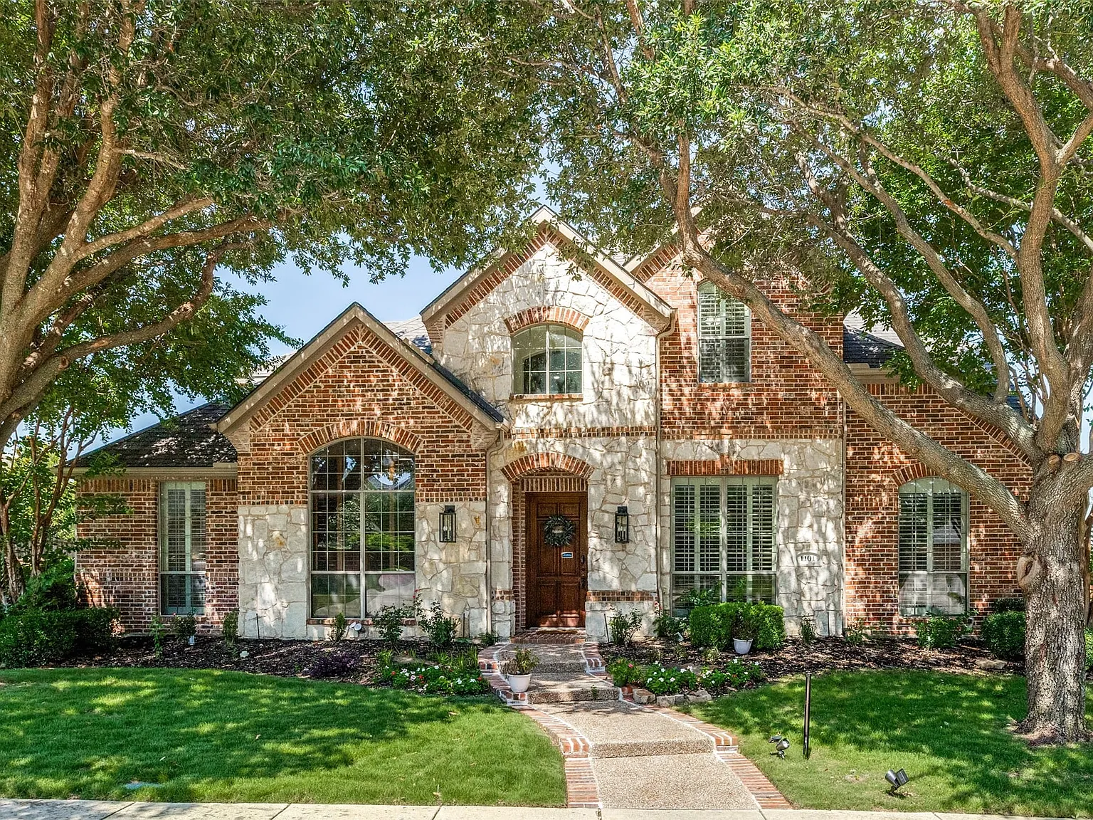 5 bed, 4.5 bath, 4379 sqft, $4,500 — Photo 1