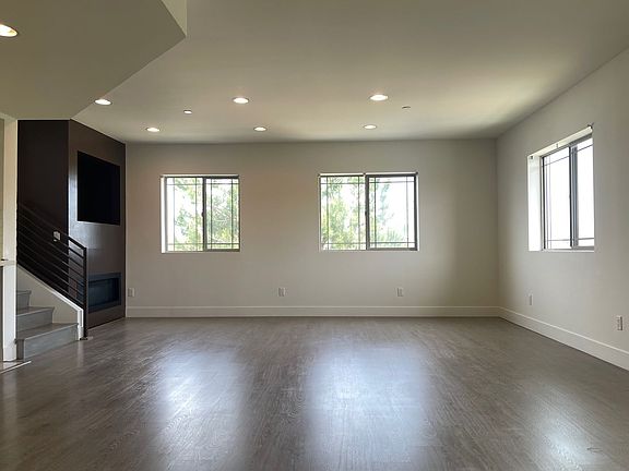 3rd image of 11305 Moorpark St #6
