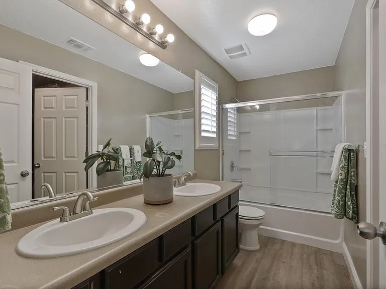2423 W Corvina Ave — Photo 21