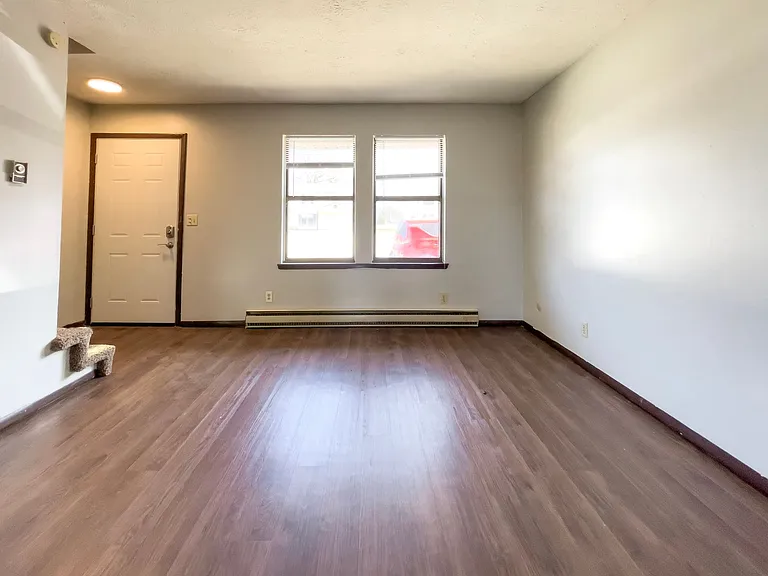 East Memorial Apartments — Photo 41
