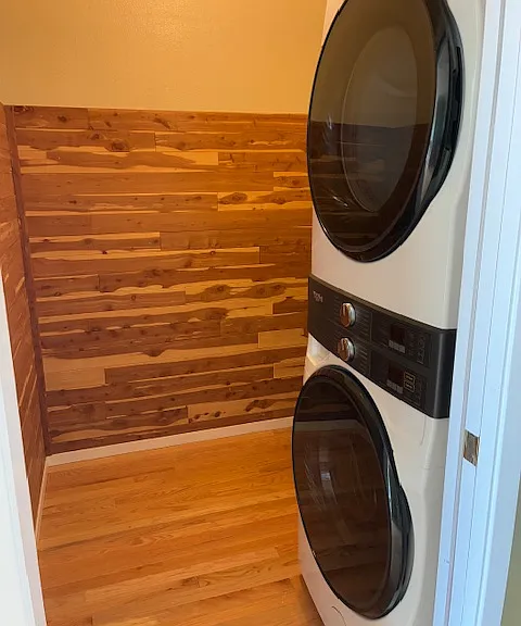 Walk-in closet with washer and dryer