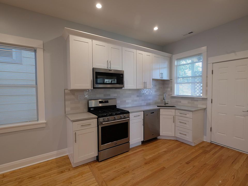 1st image of 2547 W Homer St #2