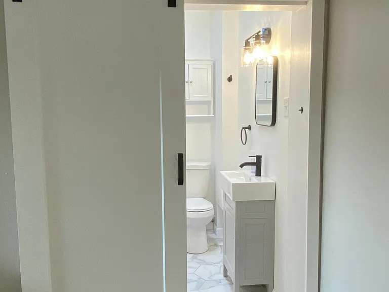 Bath w/ Barn Door