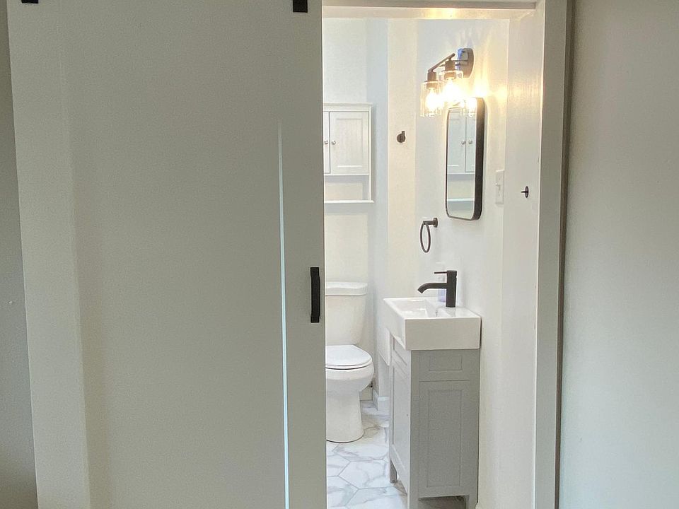 Bath w/ Barn Door