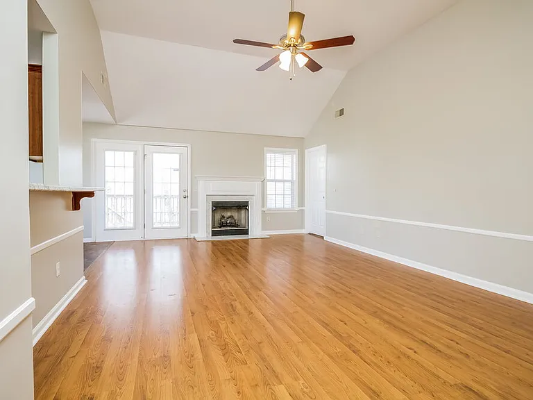 142 Homestead Pl — Photo 2