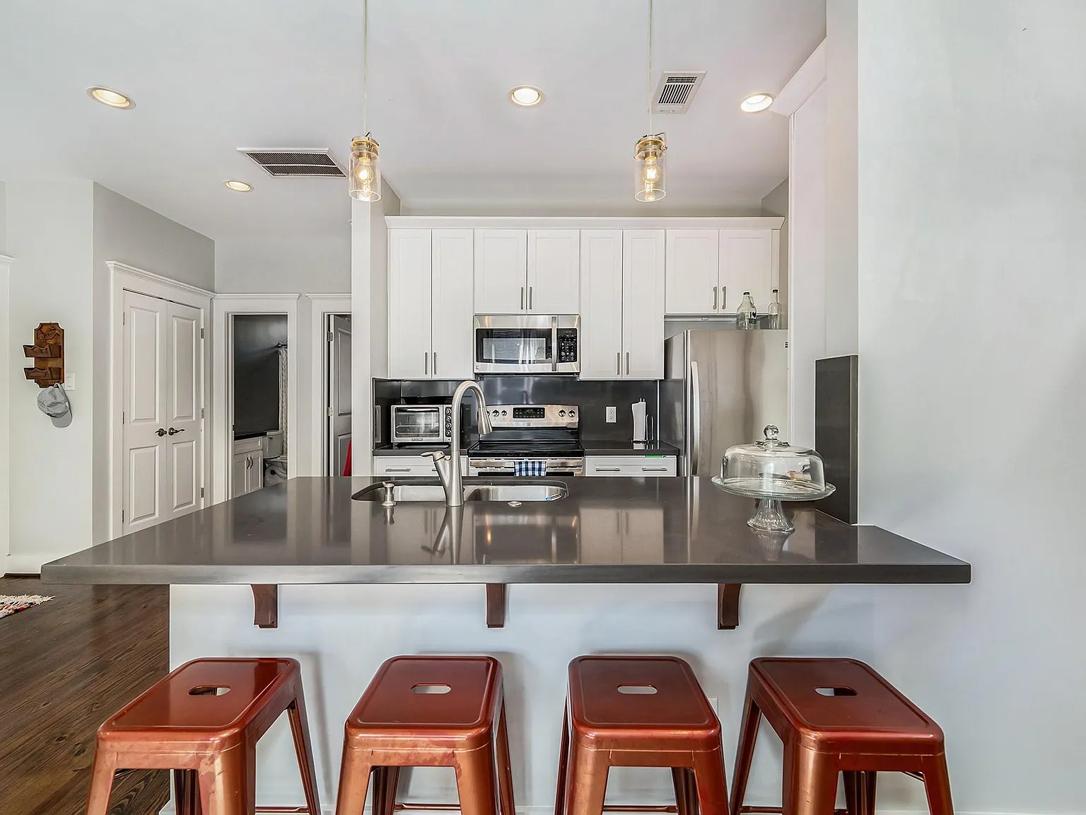 1 bed, 1.0 bath, 650 sqft, $1,750 — Photo 2