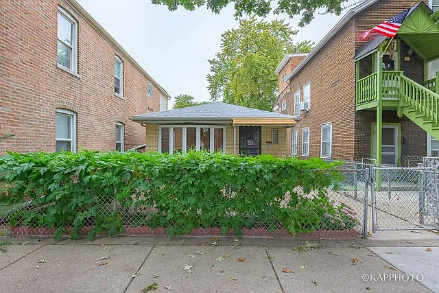 3 bed, 1880 sqft, $2,200 — Photo 2
