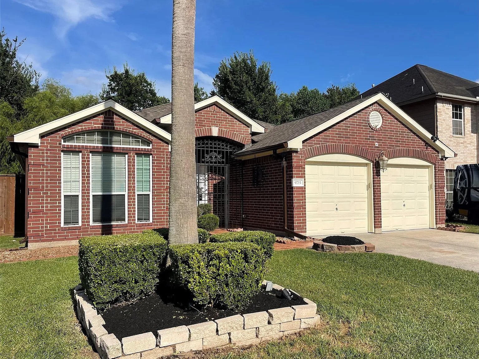 3 bed, 2.0 bath, 1665 sqft, $2,300 — Photo 2