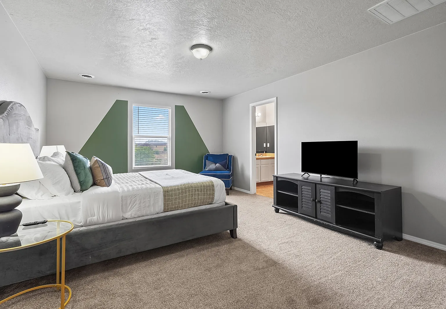 4 bed, 1834 sqft, $8,500 — Photo 3