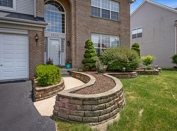 3rd image of 1320 Palisades Dr