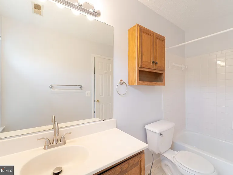 413 Lakeview Ct — Photo 35