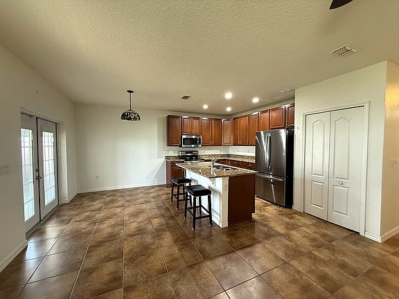4th image of 983 Revere Ave #1