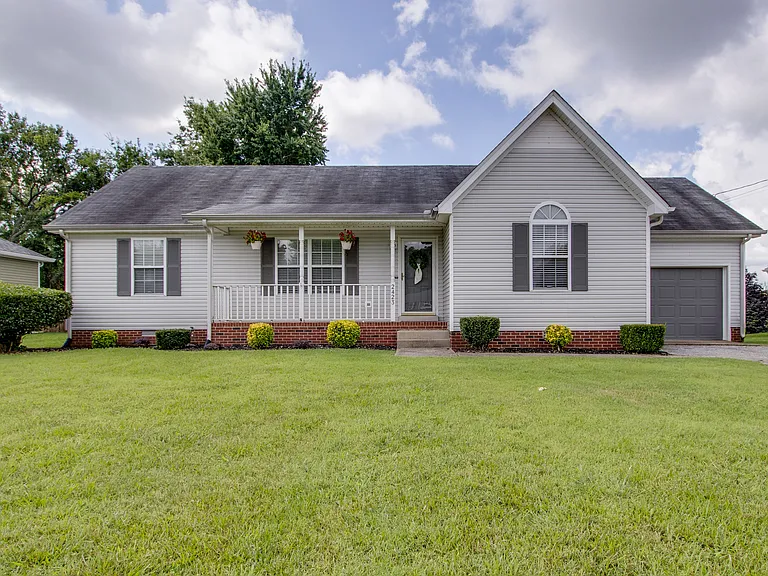 2423 Sawmill St — Photo 1