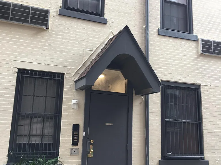 305 S Iseminger St — Photo 1