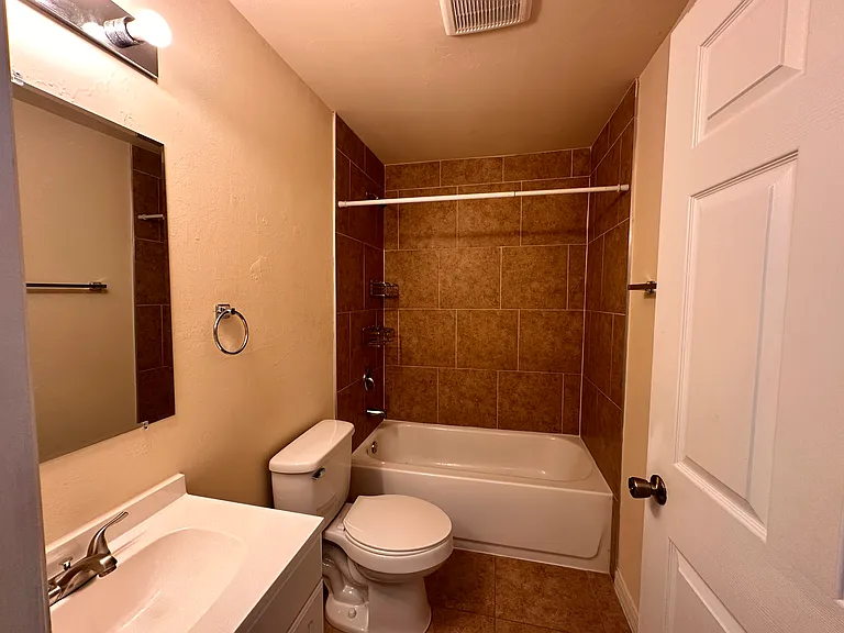 146 SW 47th Ter — Photo 8