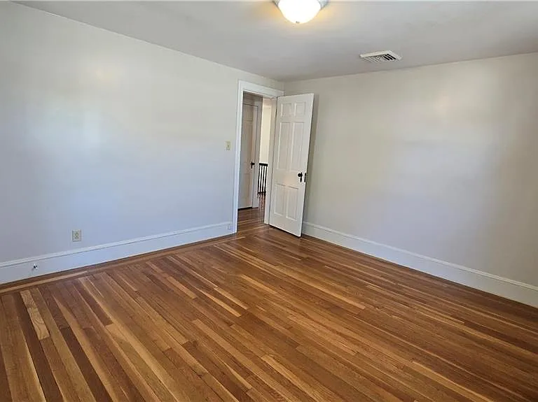 63 La Salle Dr — Photo 12