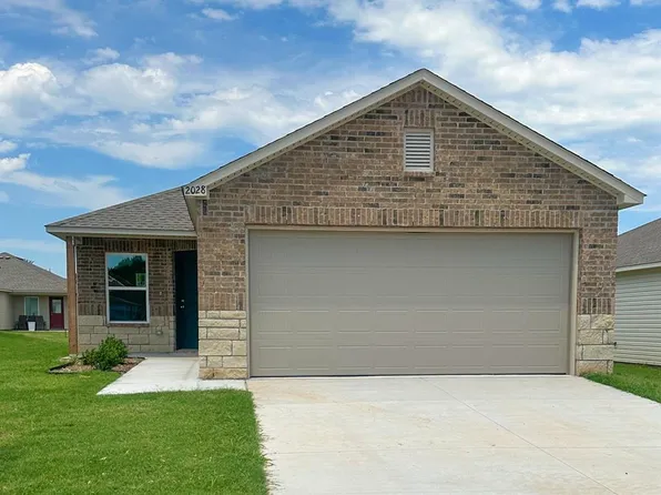 2028 Dillards Dr, Chickasha, OK 73018