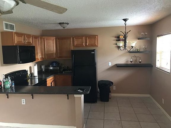 4th image of 402 Lakeside Dr