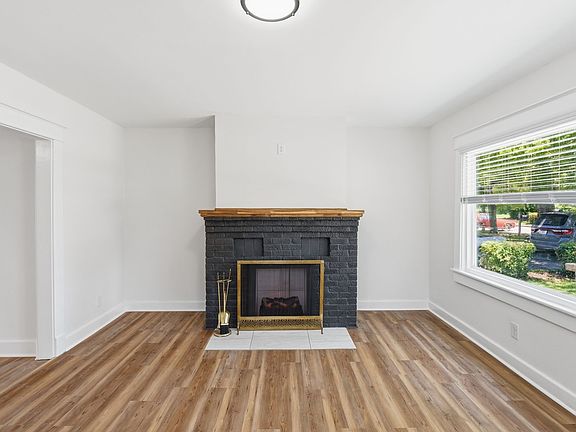 4th image of 2616 Scovel St