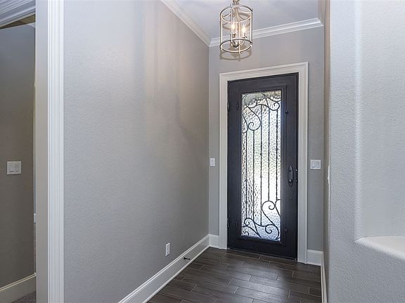 2nd image of 224 Saddlebrook Cir