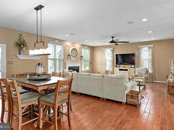 4th image of 29486 Glenwood Dr
