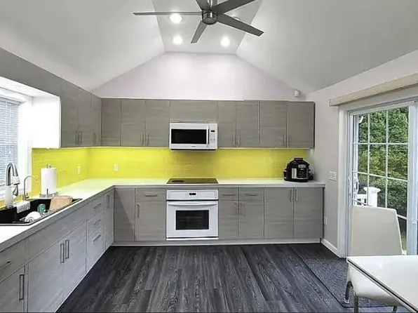 83 Moore St, Agawam, MA 01001