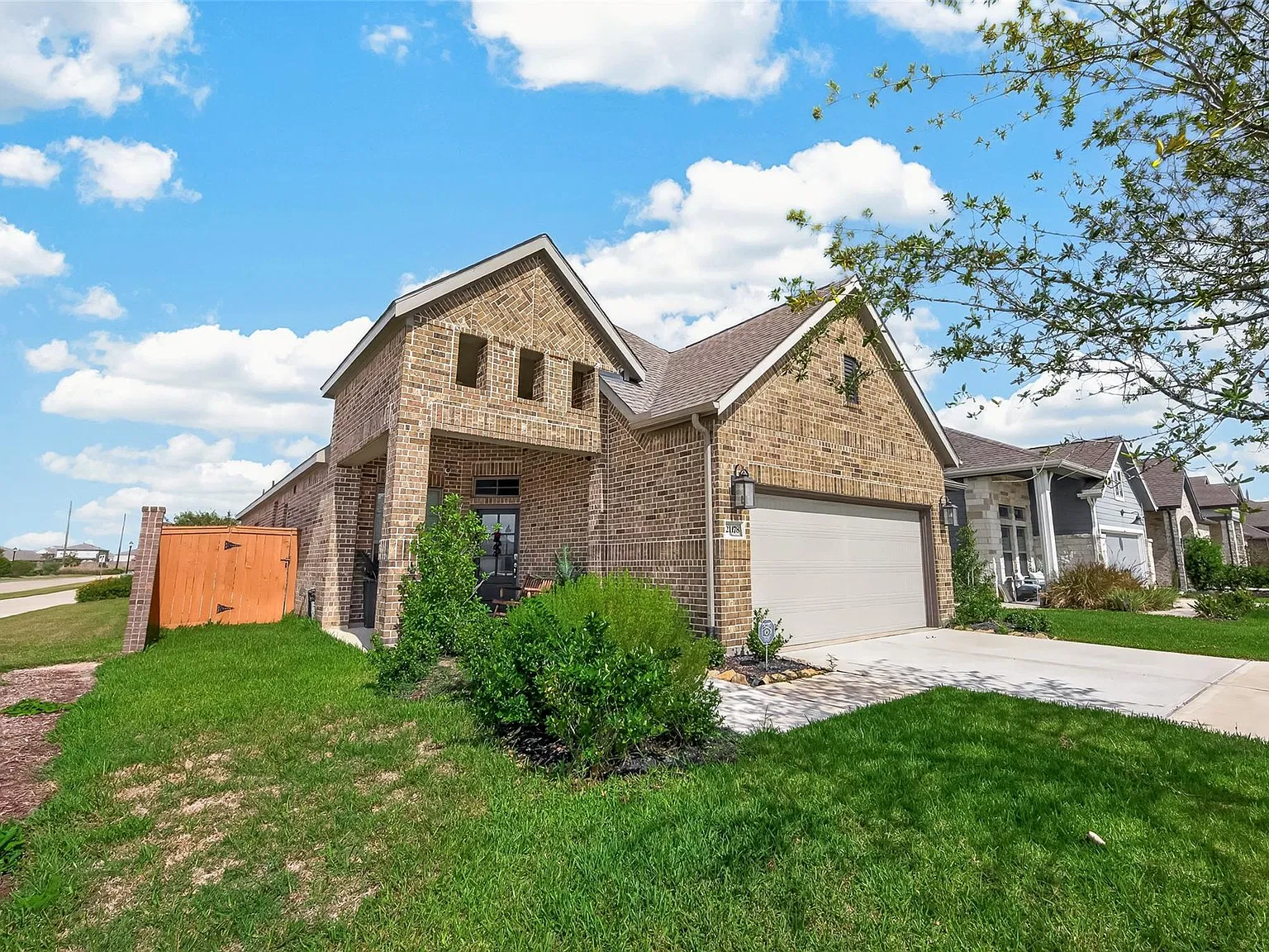 3 bed, 2.0 bath, 1685 sqft, $2,600 — Photo 2