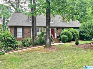 2540 Old Oak Ln, Vestavia, AL 35243