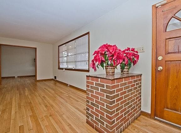 Living Room Hardwood Flooring
Lots of light.