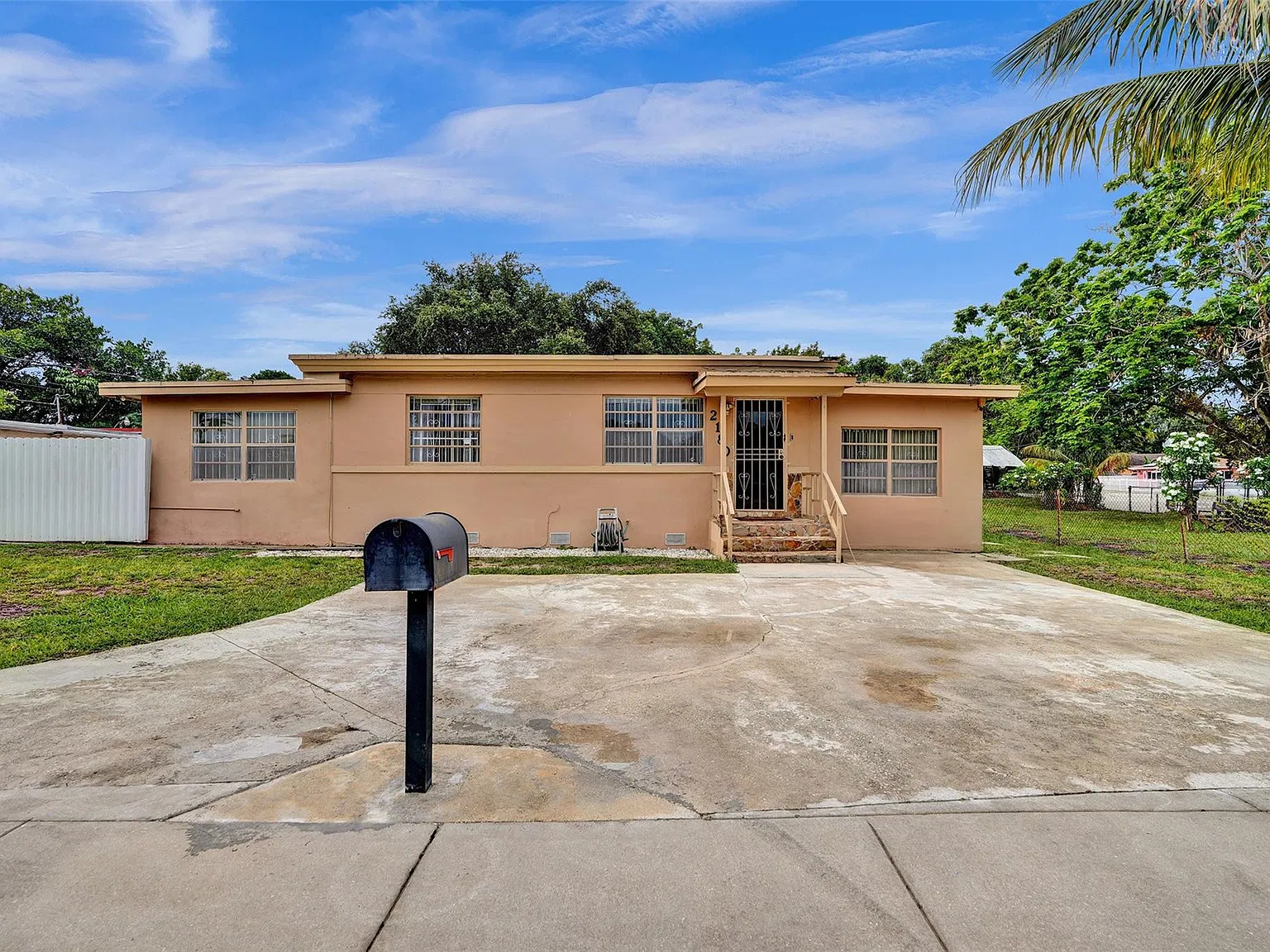 3 bed, 1.0 bath, 942 sqft, $3,200 — Photo 1
