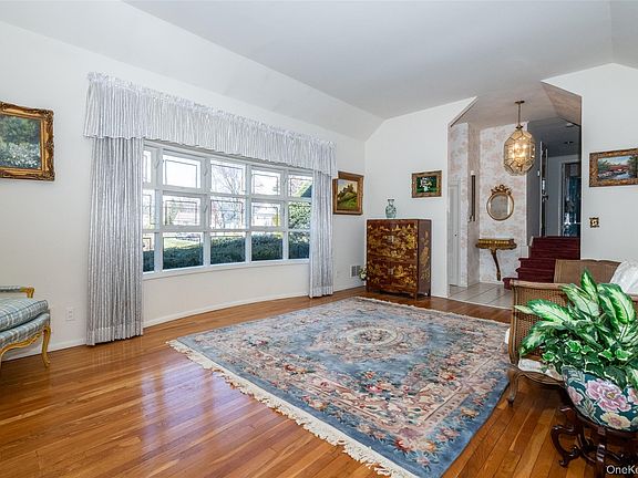 4th image of 285 Stuart Drive