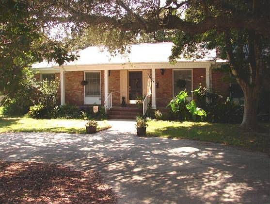 1st image of 221 Pinetree Dr