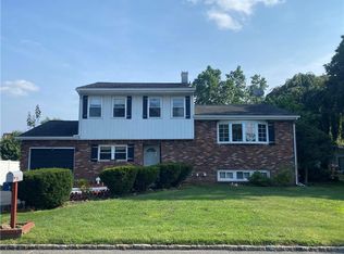 27 Devon Dr, Orangeburg, NY 10962