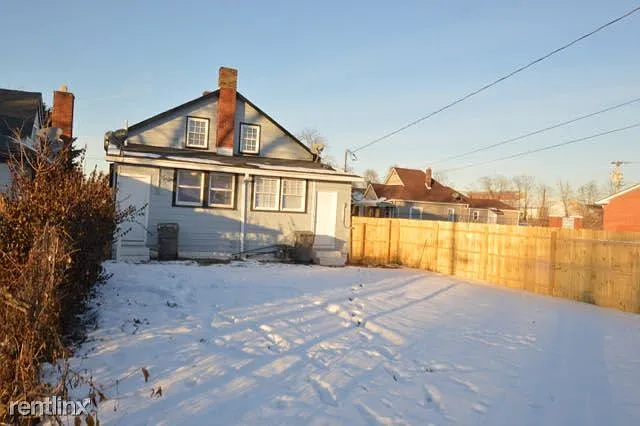 2231 Pleasant St photo 1