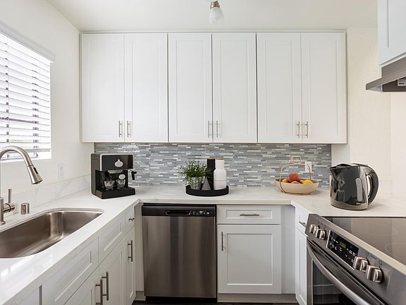 Our Premier Upgrade Kitchen! Apartment living never had it so good! Take full advantage and have that updated kitchen that you deserve to have at Seagate!