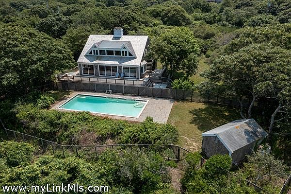 4 bedroom house with pool and private beach