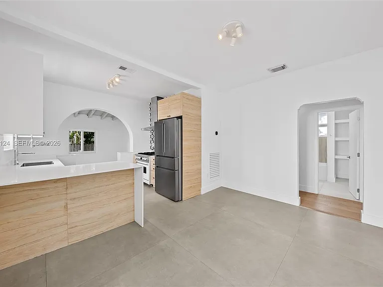 565 NW 44th St — Photo 12